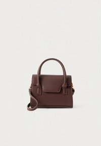 Mala castanha de couro com design estruturado, alça superior, correia de ombro destacável e fecho de aba frontal com detalhes dourados.