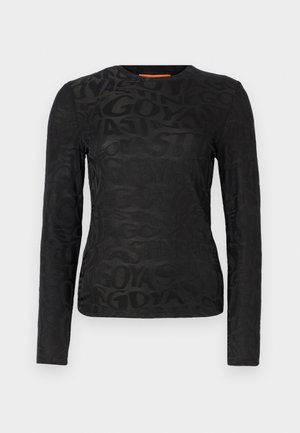 Czarna koszulka z długim rękawem z teksturowanym wzorem, z nakładającymi się literami. Tkanina ma gładkie wykończenie i klasyczny okrągły dekolt.