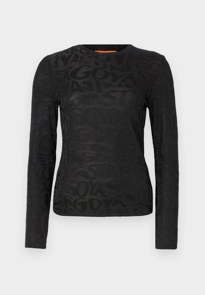 Camisola preta de mangas longas com um design texturizado e letras sobrepostas. O tecido tem um acabamento suave e um clássico decote redondo.