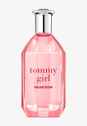 Przezroczysta różowa geometryczna butelka perfum z srebrną nakrętką z napisem „tommy girl POOLSIDE EDITION” na białym tle.