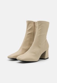 Monki Botas clássicas de cano curto - beige