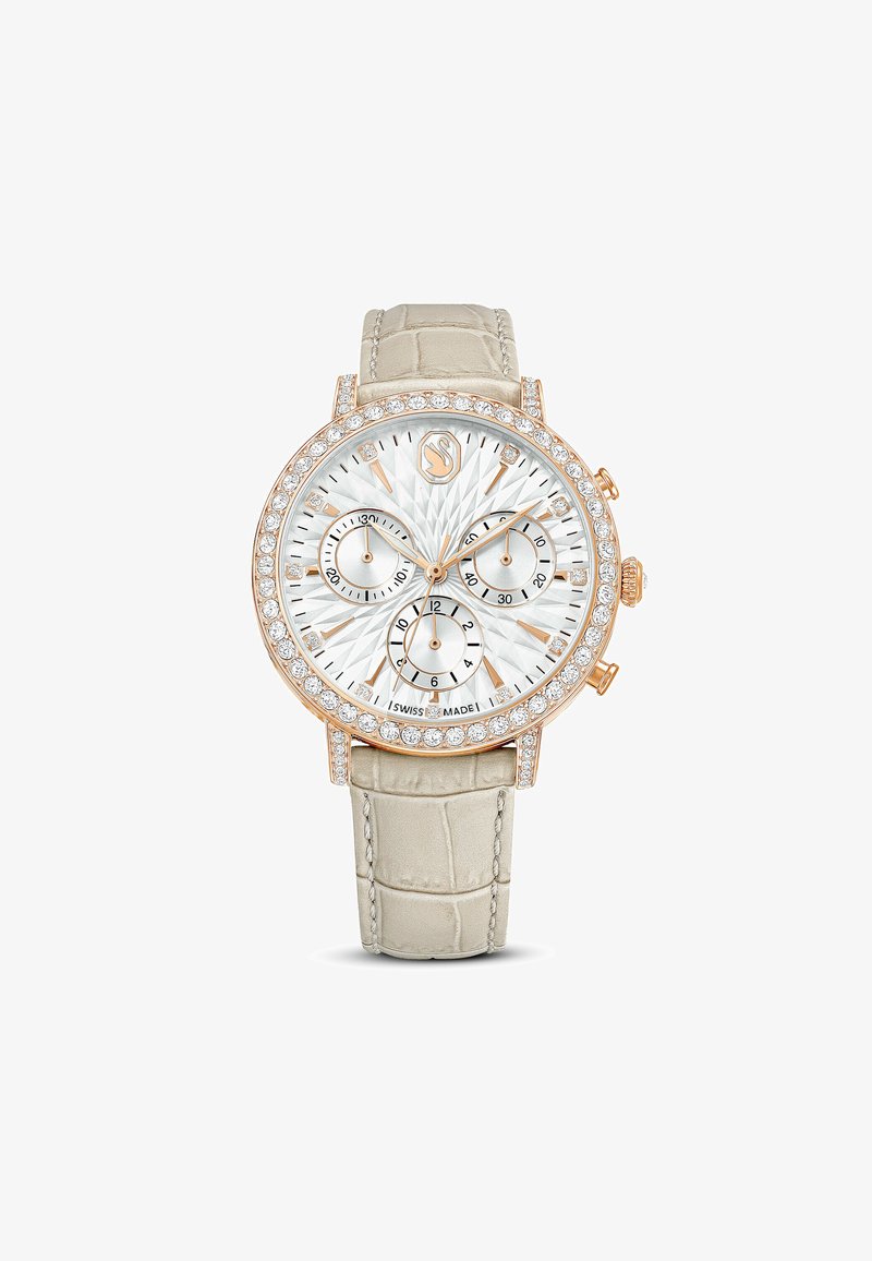 Ronde horloge met een zilveren gestructureerde wijzerplaat, gouden accenten, drie subdialen en een met diamanten bezette bezel op een lichtgrijze krokodillenleren band.