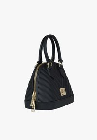 Bolso negro acolchado con forma redondeada, cierre de cremallera dorado y doble asa. Superficie texturizada y detalle metálico del logo en la parte frontal.