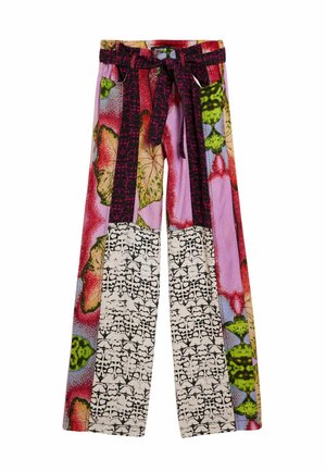 Nohavice s širokými nohavicami so vzorom farebného patchworku kvetinových a abstraktných motívov a zodpovedajúcim látkovým opaskom zviazaným v páse.