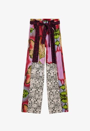Weite Hosen mit einem bunten Patchwork aus floralen und abstrakten Mustern sowie einem dazu passenden Stoffgürtel, der in der Taille gebunden ist.