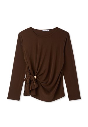 Maglietta marrone a maniche lunghe realizzata in tessuto morbido, con un dettaglio annodato sul lato e un accento dorato, texture liscia e scollatura rotonda.