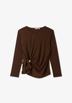 Maglietta marrone a maniche lunghe realizzata in tessuto morbido, con un dettaglio annodato sul lato e un accento dorato, texture liscia e scollatura rotonda.
