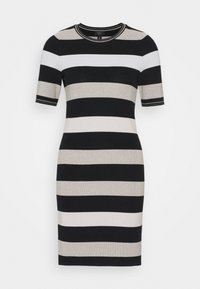 Robe à manches courtes, ajustée, ornée de rayures horizontales noires, blanches et beiges alternées, avec un col rond et un look élégant.