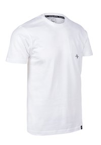 Weißes Baumwoll-T-Shirt mit Rundhalsausschnitt, kurzen Ärmeln und kleinem schwarzem Logo auf der linken Brust. Glatte Textur, lässige Passform.