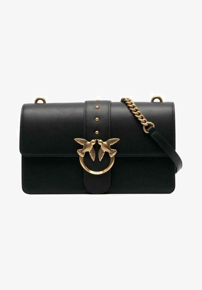 Borsa a tracolla nera in pelle con chiusura a pattina, motivo a uccello in tono oro, borchie decorative e tracolla a catena. Texture liscia e forma strutturata.