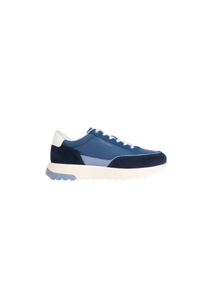 Baskets basses bleues et bleu marine pour homme avec lacets blancs et semelle blanche, marquées Calvin Klein sur le côté.
