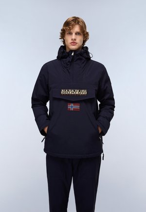 Marineblauwe anorak met een voorzak, voorzien van een logo-patch en een Noorse vlag. Gemaakt van waterafstotend materiaal, heeft het een verstelbare capuchon.