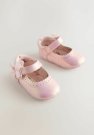 Ružové detské kožené topánky s motýlikovým ozdobným prvkom, vlnitými okrajmi a remienkom. Majú lesklý povrch a vnútornú výstelku s kvetinovým vzorom.