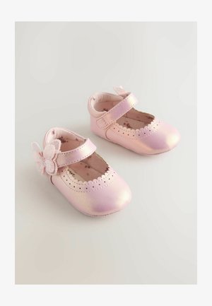 Roze leren babyschoentjes met een vlinderaccent, gegolfde randen en een bandje. Voorzien van een glanzende afwerking en een voering met bloemenpatroon.