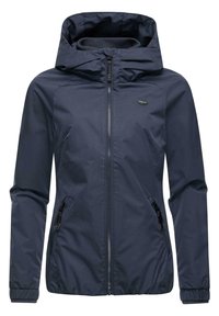 Veste imperméable bleu marine avec capuche, fermeture éclair à l'avant, poignets élastiques et deux poches latérales zippées. Texture lisse, design minimal.