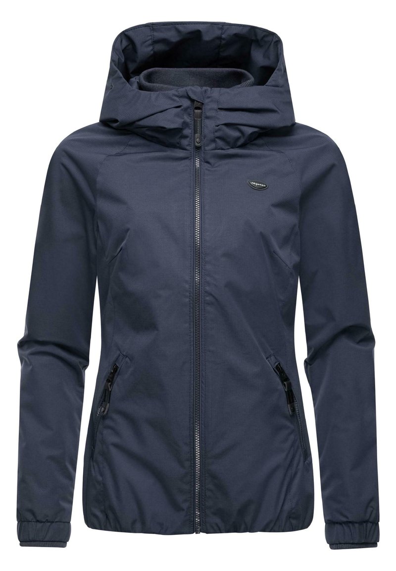 Veste imperméable bleu marine avec capuche, fermeture éclair à l'avant, poignets élastiques et deux poches latérales zippées. Texture lisse, design minimal.