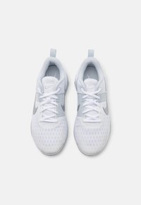 Scarpe da ginnastica bianche con tomaia in mesh testurizzato, dotate di dettagli grigi, colletto imbottito e lacci piatti. Logo Nike sui lati.