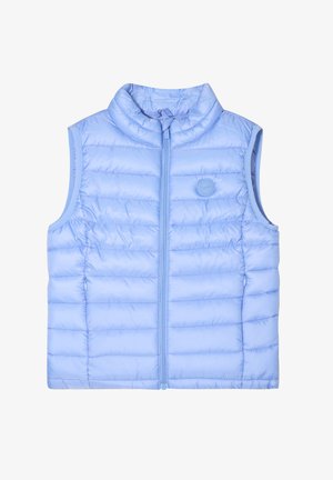 Helleblauer, ärmelloser Puffer-Weste mit hohem Kragen, Reißverschluss vorne und dezentem Steppmuster. Mit einem Logo-Patch auf der Brust.