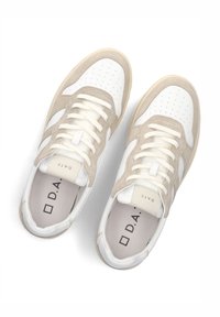 Beige Wildleder- und weiße Leder-Sneaker mit durchlöchertem Zehenbereich, flachen Schnürsenkeln und Markeninnensohle. Runde Zehenform und Gummisohle.