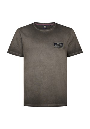 T-shirt en coton marron avec un col rond, des manches courtes et une texture délavée. Présente un patch logo bleu sur la poitrine. Design simple.