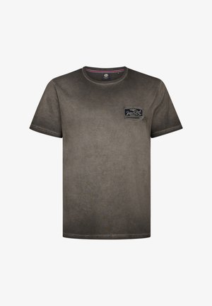 T-shirt en coton marron avec un col rond, des manches courtes et une texture délavée. Présente un patch logo bleu sur la poitrine. Design simple.