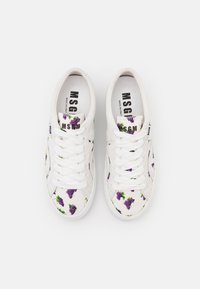 Weiße Leinenschuhe mit lila Traubenmustern, runder Zehenform, flachen weißen Schnürsenkeln und "MSG"-Markenzeichen auf der Zunge.