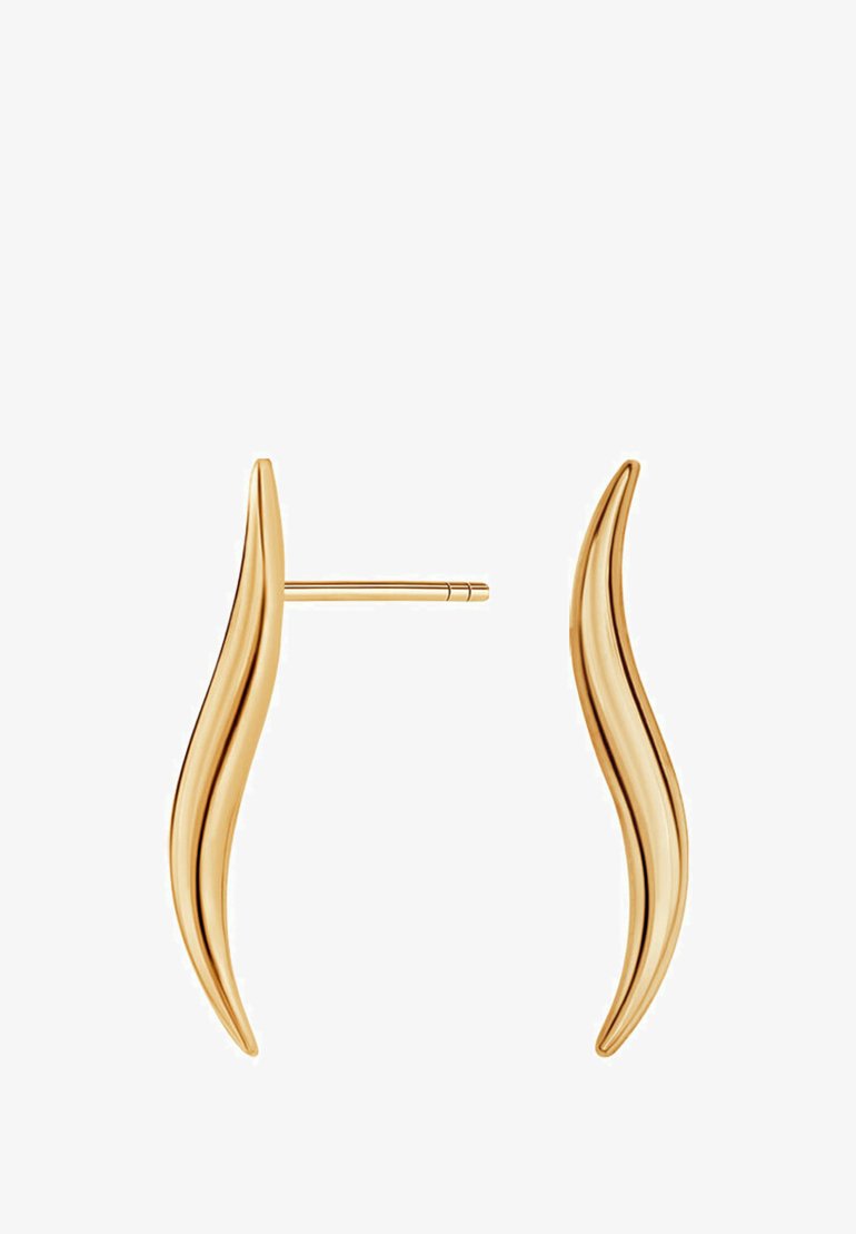 Złote kolczyki metalowe o falistym wzorze. Każdy kolczyk ma smukły, wydłużony kształt i zapięcie na sztyft zapewniające pewne mocowanie. Gładka tekstura.