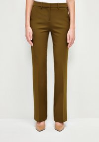 Bruine op maat gemaakte broek met een gladde textuur, rechte pijpen, riemlussen en een discreet geplaatste voorzak.