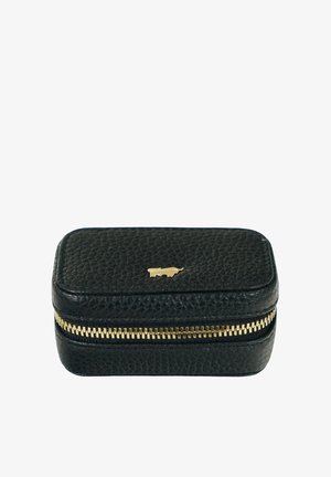 Custodia per gioielli rettangolare in pelle nera con superficie testurizzata, cerniera dorata e piccolo dettaglio dorato sulla parte superiore.