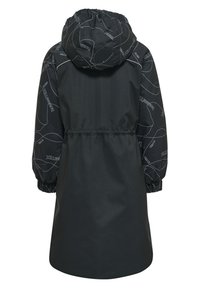 Sort vandtæt jakke med indsnøret talje og elastiske manchetter. Hætten har et hvidt abstrakt mønster og brandingdetaljer.