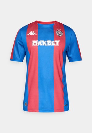 Rot-blau gestreiftes Sporttrikot mit kurzen Ärmeln und Rundhalsausschnitt, mit "MAXBet"-Logo und Kappa-Emblem auf der Brust. Strukturierter Stoff.