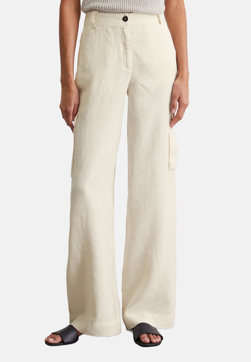 Weite Cargo-Hose aus Leinen in Creme. Mit Seitentaschen, Knopfverschluss und entspannter Passform. Strukturiertes, leichtes Material.