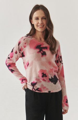 Maglione rosa chiaro con motivo floreale astratto in diverse tonalità di rosa e nero. Morbido, con texture a maglia, maniche lunghe e scollo rotondo.