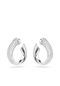 Silverfärgade hoopsmycken med en böjd design, prydda med en rad klara kristaller längs ena sidan. Slät och polerad yta.