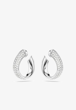 Silverfärgade hoopsmycken med en böjd design, prydda med en rad klara kristaller längs ena sidan. Slät och polerad yta.