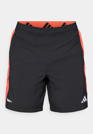 Schwarze Sportshorts mit orangen Seiteneinsätzen, elastischem Bund und reflektierendem Adidas-Logo am rechten Bein, Climacool-Stoffetikett auf der linken Seite.