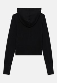 Haut court noir à capuche avec des manches longues, une capuche et des poignets et un ourlet côtelés. Texture lisse, design minimaliste et sans logos visibles.