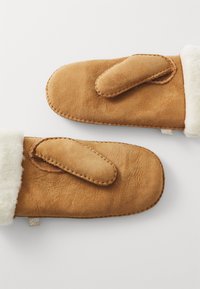 Brune semskede votter med kremfarget faux fur-fôr, med tommelbeskyttelse og dekorativ søm langs kantene.