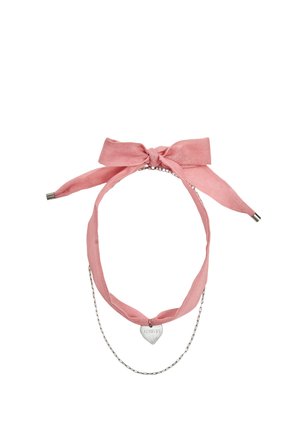 Różowy materiałowy choker zawiązany na kokardę z zawieszką w kształcie serca ze srebra z wygrawerowanym napisem "FOREVER" oraz delikatnym srebrnym łańcuszkiem przymocowanym.