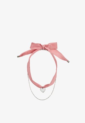 Różowy materiałowy choker zawiązany na kokardę z zawieszką w kształcie serca ze srebra z wygrawerowanym napisem "FOREVER" oraz delikatnym srebrnym łańcuszkiem przymocowanym.