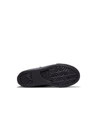 Zwarte rubberen zool van een sneaker met textuurpatronen waaronder sterren, lijnen en een cirkelvormig gripgebied op een witte achtergrond.