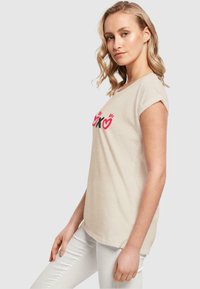 Merchcode VALENTINES DAY - XOXO EXTENDED SHOULDER  - T-shirts med print - whitesand