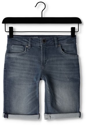 Blå denimshorts med opkrogede kanter hængende på sort bøjle, forfra med knap og lommer.