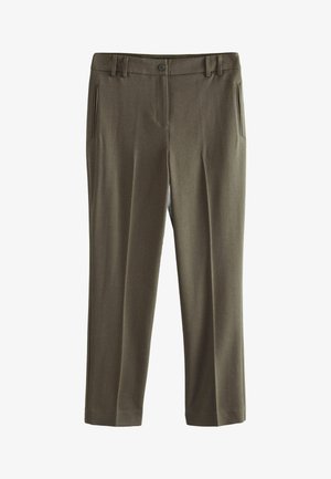 Pantalon ajusté vert olive avec une texture lisse, doté de poches avant, de passants de ceinture et de plis subtils pour un ajustement structuré.
