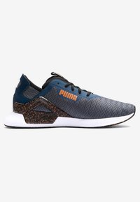 Šedé sportovní boty s vzorem herringbone, modrými akcenty, oranžovým logem a texturovanou podrážkou s tečkovanými detaily.