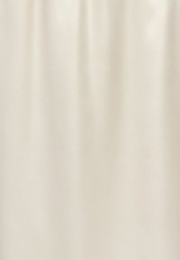 Țesătură bej simplă cu pliuri verticale subtile și textură netedă.