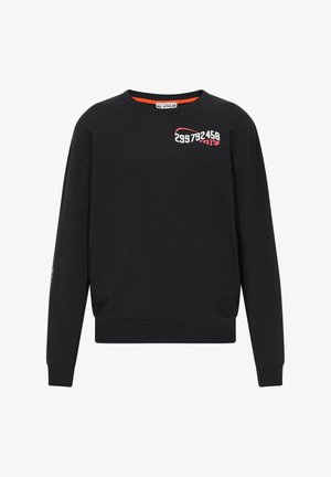 Hanorac negru din bumbac, cu guler rotund, mâneci lungi și un design grafic în roșu și alb pe față și pe mânecă.