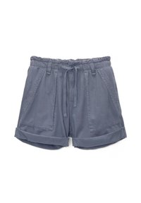 Pantaloni corti blu casual con vita elastica, cordoncino, orli arrotolati e tasche anteriori a toppa su sfondo bianco.