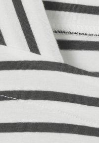 Gestreifter Stoff mit abwechselnd dunkelgrauen und weißen Streifen, einer glatten Textur und sichtbaren Nahtdetails an den Kanten.