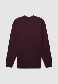 Maglione a maniche lunghe viola scuro con collo a giro, disteso su un fondo grigio chiaro, mostrando il lato posteriore con colletto, polsini e orlo a coste.